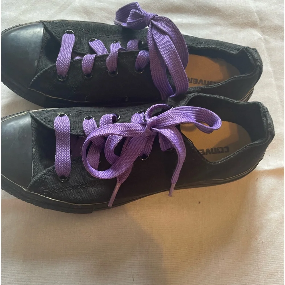 - - Black Low Top Converse Purple Laces kids size 3 EUC